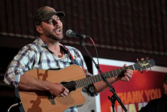 Adam Wainwright morphs into Country Music Performer After Cardinals game